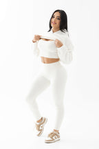 Conjunto deportivo blanco con buzo lanudo, top y leggins