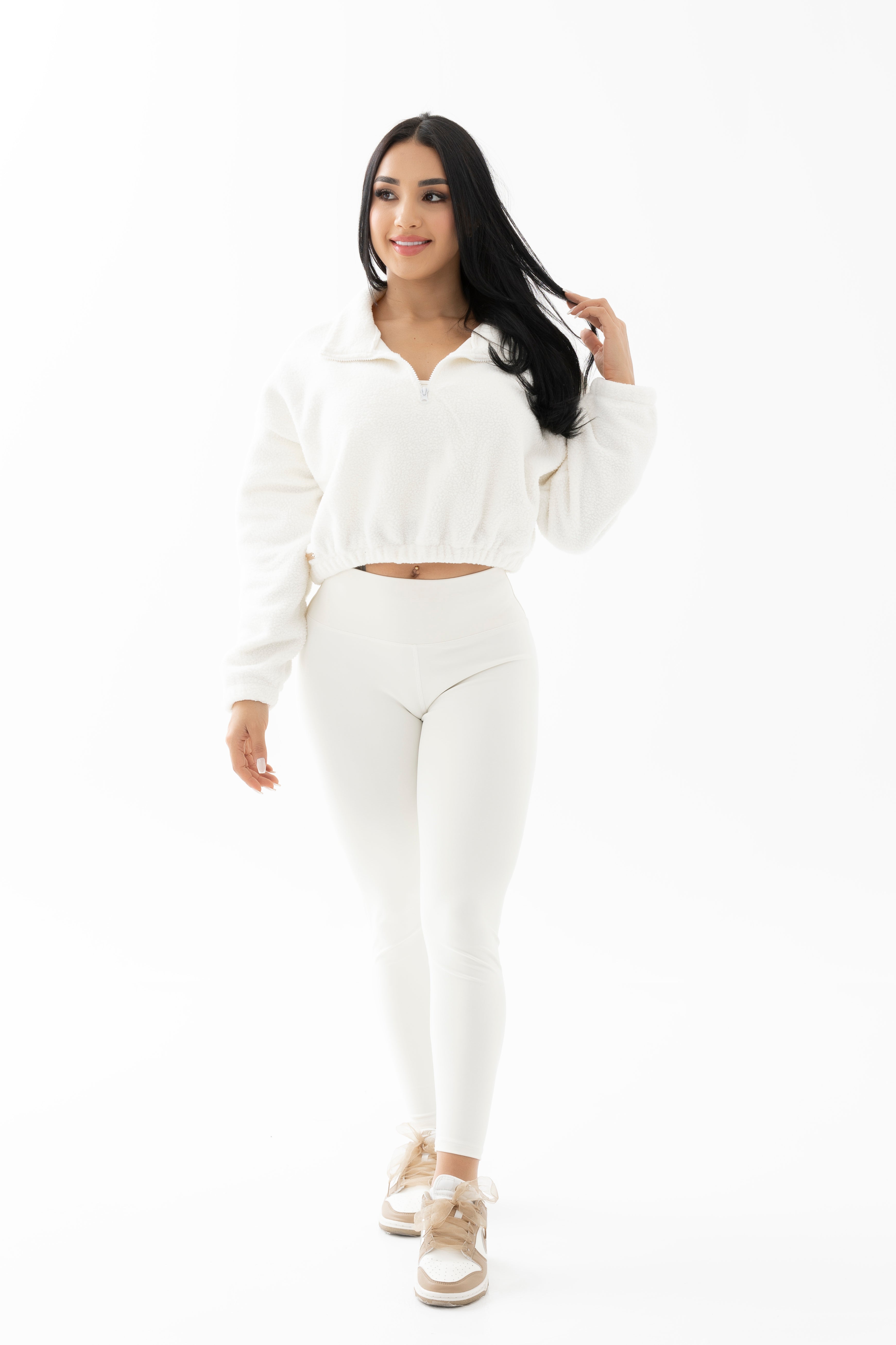 Conjunto deportivo blanco con buzo lanudo, top y leggins