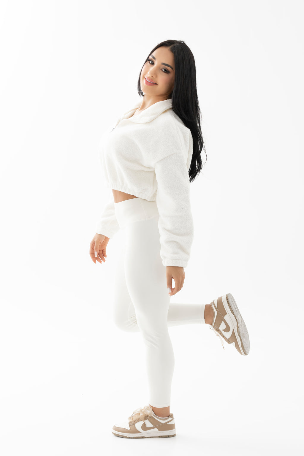 Conjunto deportivo blanco con buzo lanudo, top y leggins
