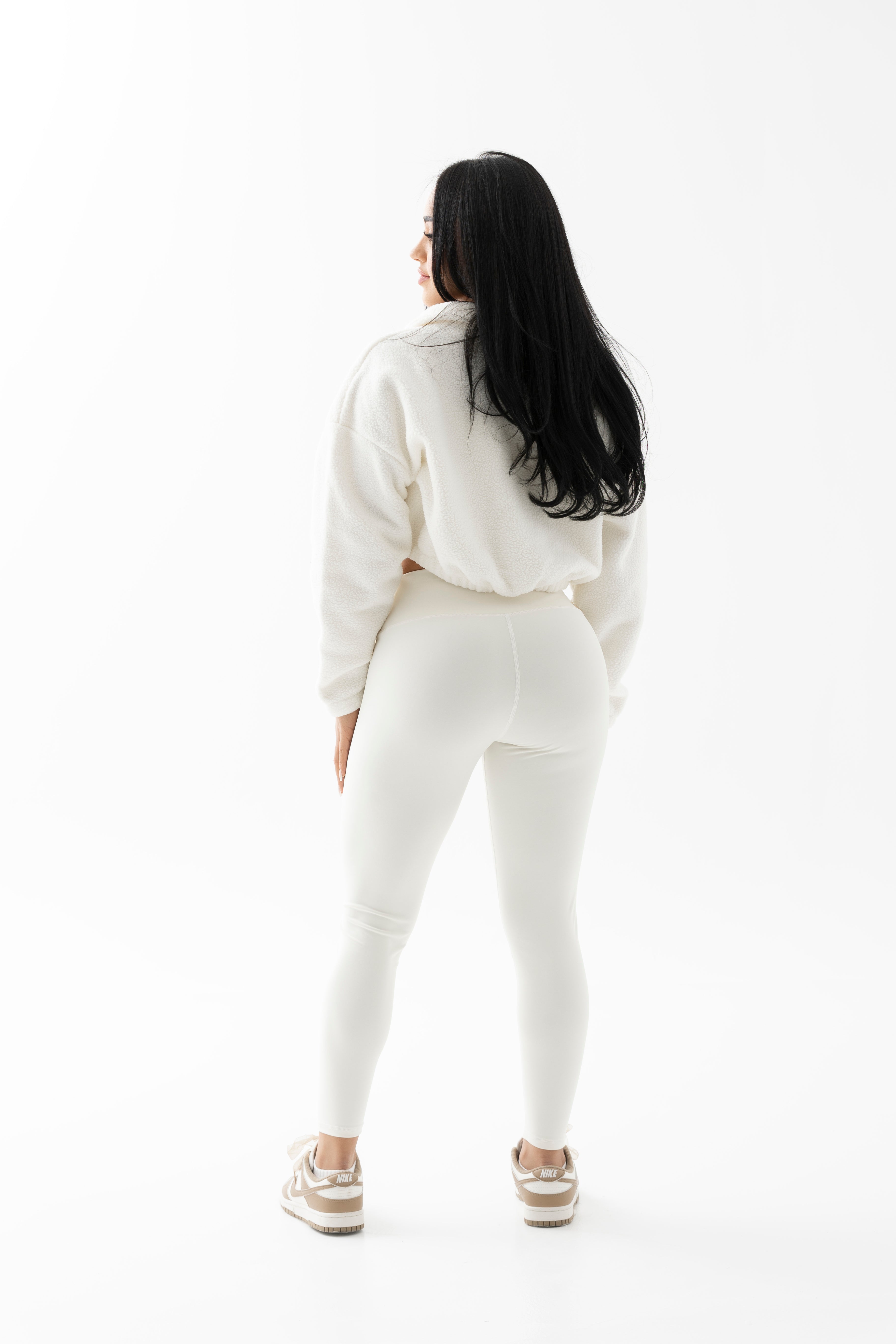 Conjunto deportivo blanco con buzo lanudo, top y leggins