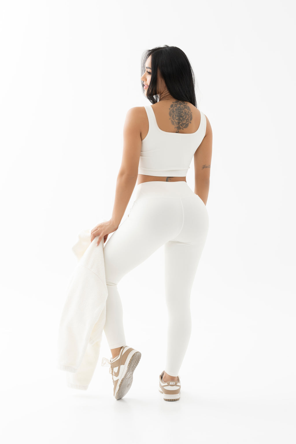 Conjunto deportivo blanco con buzo lanudo, top y leggins