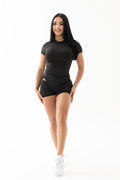 Conjunto negro con top largo de mangas y short corto con bolsillos