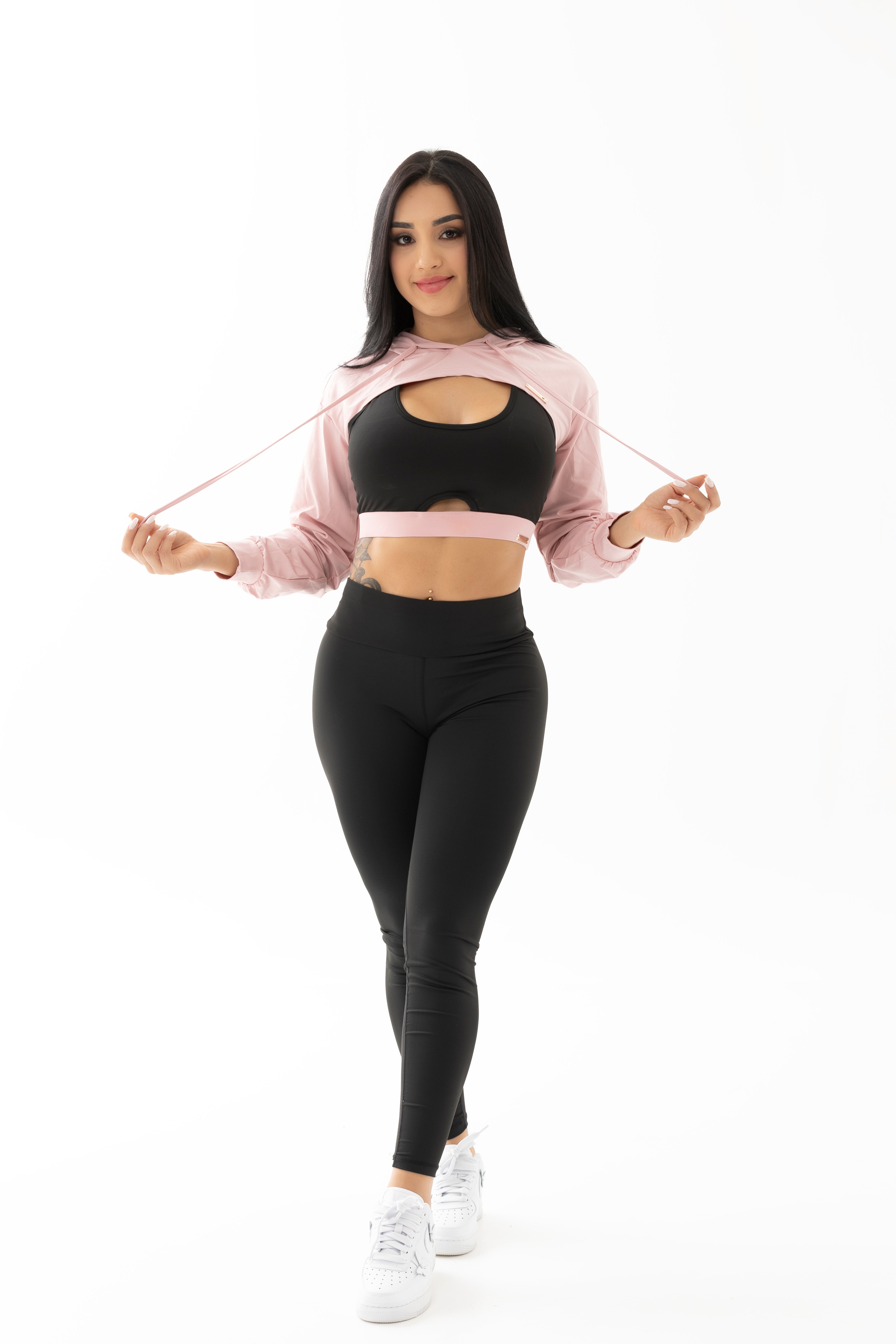 Conjunto negro y rosado de tres piezas con chompa, top y leggings