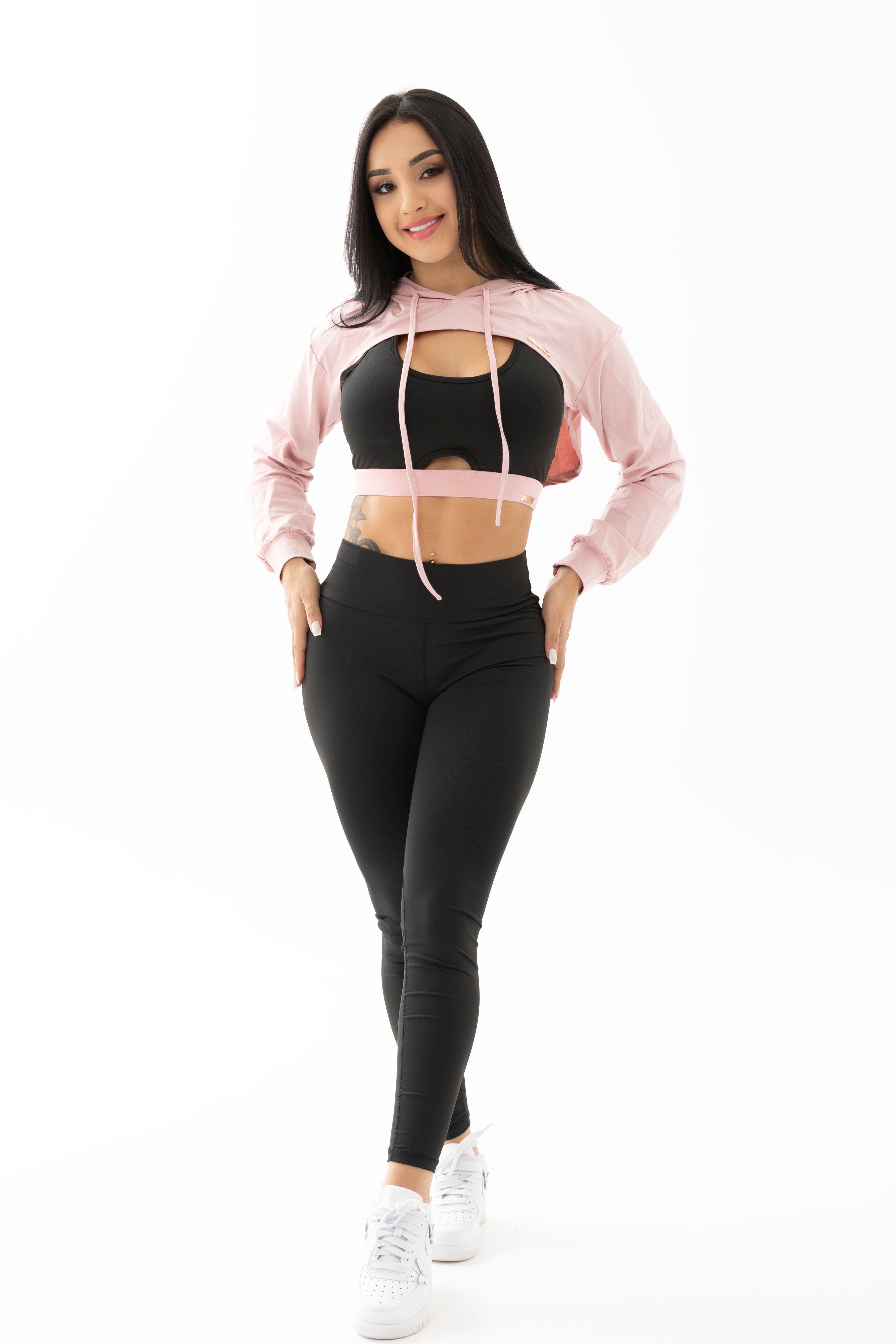 Conjunto negro y rosado de tres piezas con chompa, top y leggings