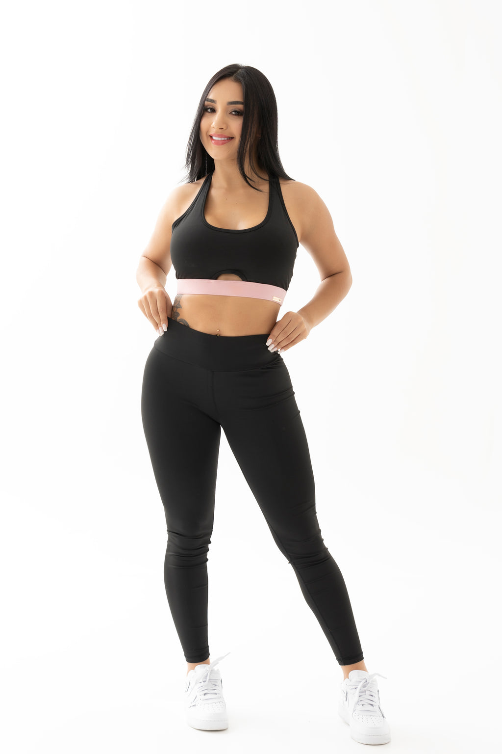 Conjunto negro y rosado de tres piezas con chompa, top y leggings
