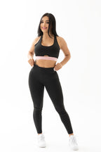 Conjunto negro y rosado de tres piezas con chompa, top y leggings