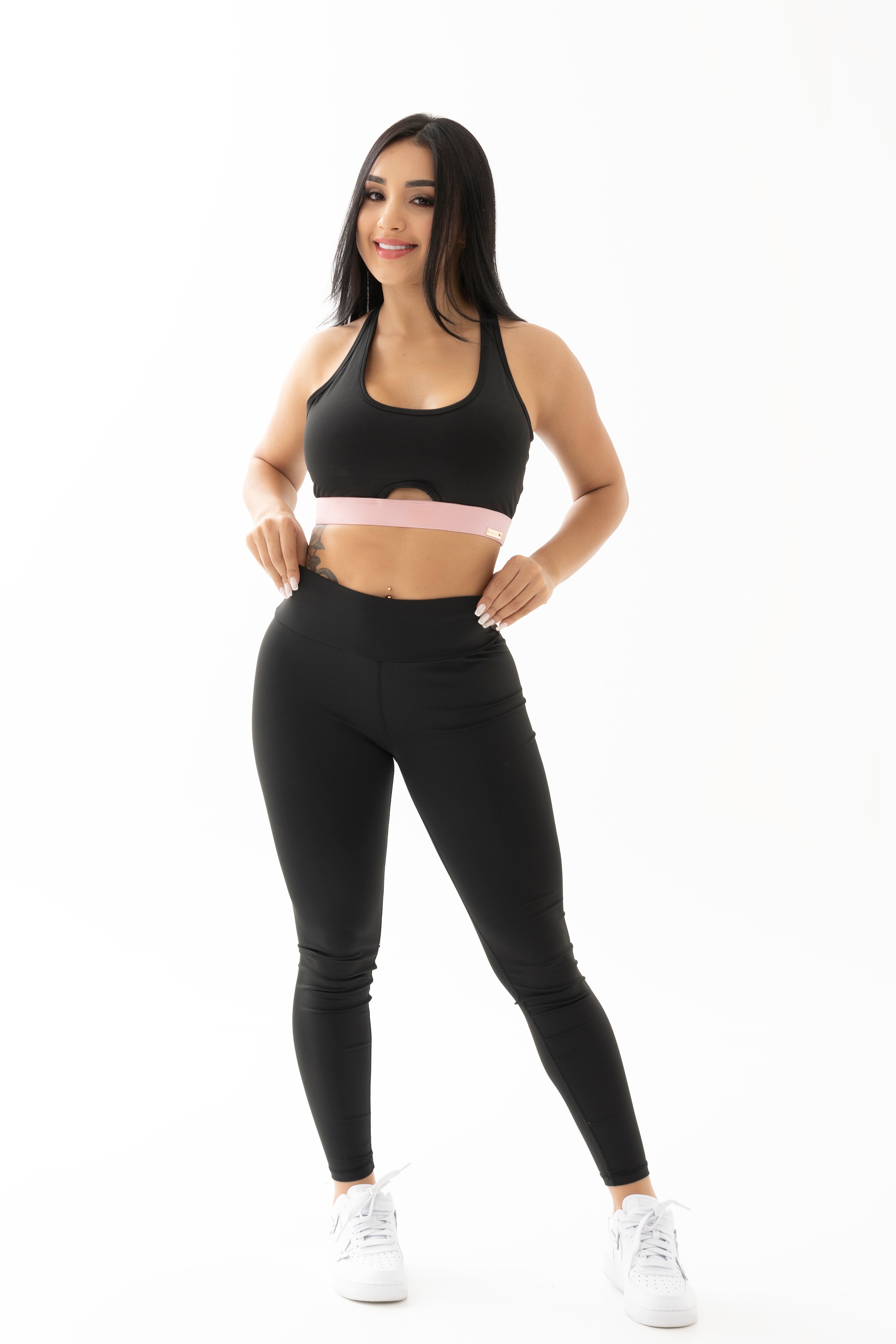 Conjunto negro y rosado de tres piezas con chompa, top y leggings