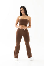 Conjunto café con leggings bota campana y top strapless