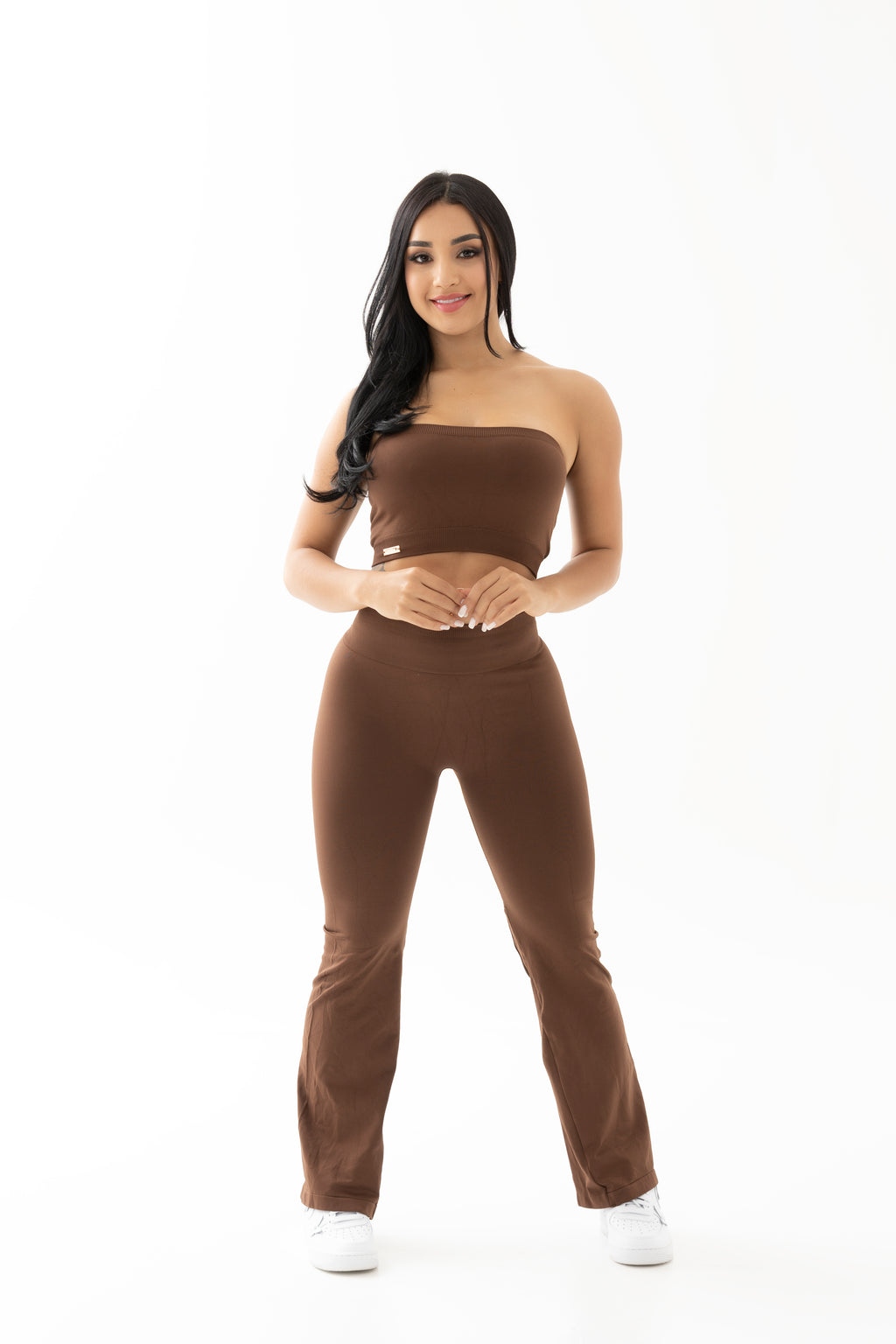 Conjunto café con leggings bota campana y top strapless