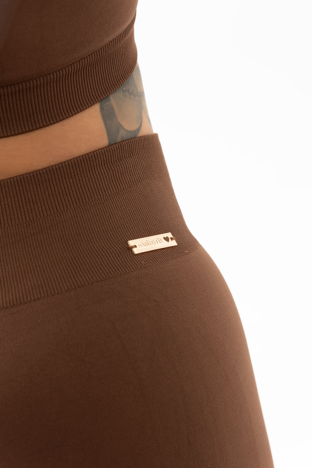 Conjunto café con leggings bota campana y top strapless
