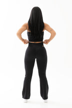 Conjunto negro con leggings bota campana y top strapless